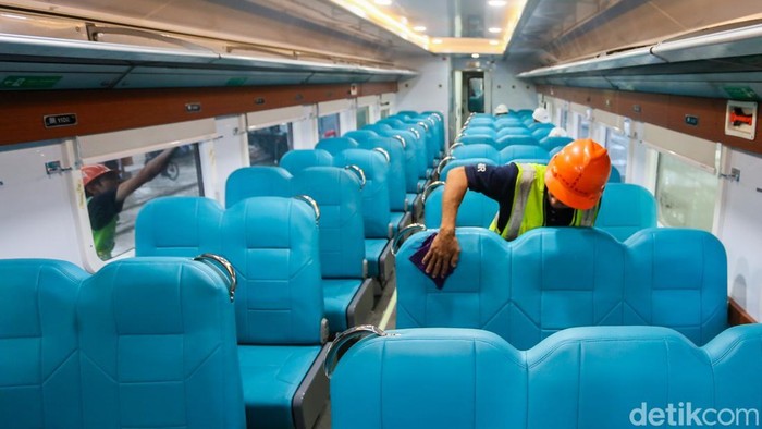 Pekerja saat menyelesaikan persiapan Kereta Ekonomi Kerakyatan di Balai Yasa Manggarai, Jakarta, Jumat (6/3/2026). PT Kereta Api Indonesia (Persero) menghadirkan gerbong baru berupa Kereta Ekonomi Kerakyatan untuk meningkatkan layanan kepada penumpang menjelang Angkutan Lebaran 2026.
