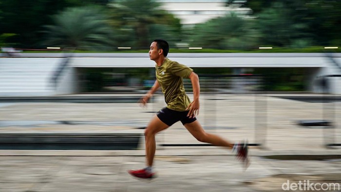 Suasana sore di kawasan Taman Lapangan Banteng, Jakarta, dipenuhi aktivitas warga yang memanfaatkan waktu ngabuburit dengan berolahraga sambil menunggu waktu berbuka puasa, Jumat (6/3/2026). Area ruang terbuka hijau di tengah ibu kota tersebut menjad
