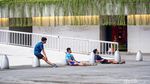 Menanti Magrib, Warga Berolahraga di Taman Lapangan Banteng