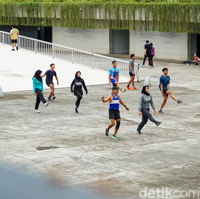 Menanti Magrib, Warga Berolahraga di Taman Lapangan Banteng