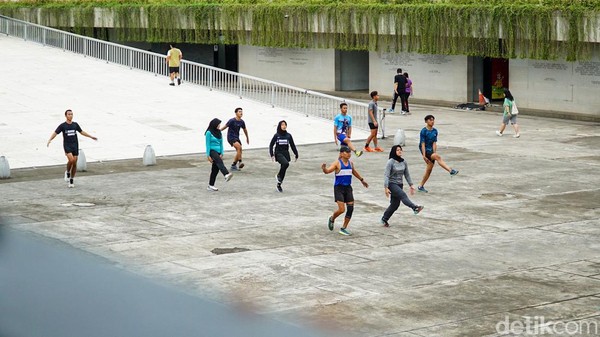 Menanti Magrib, Warga Berolahraga di Taman Lapangan Banteng