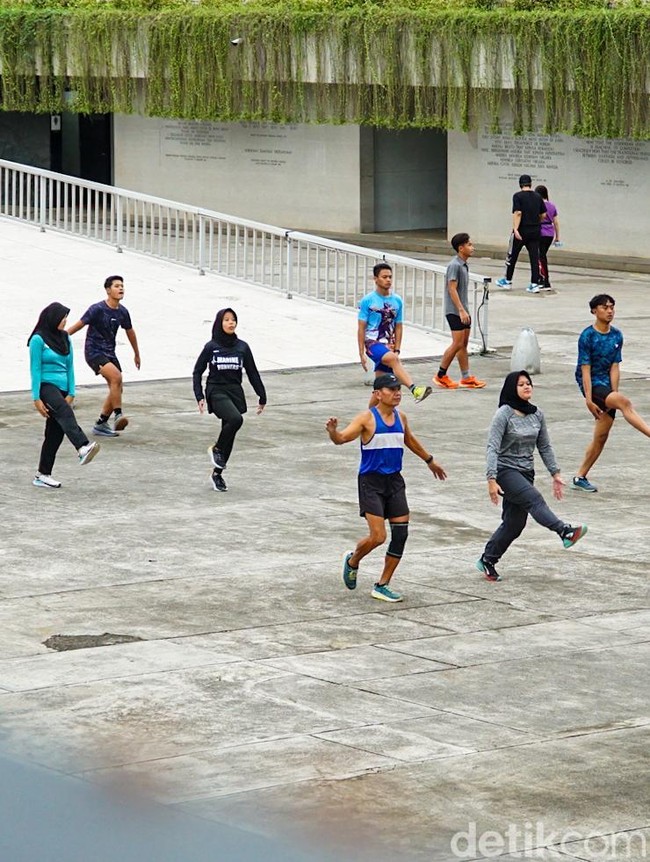Menanti Magrib, Warga Berolahraga di Taman Lapangan Banteng