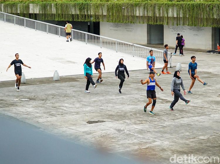 Menanti Magrib, Warga Berolahraga di Taman Lapangan Banteng