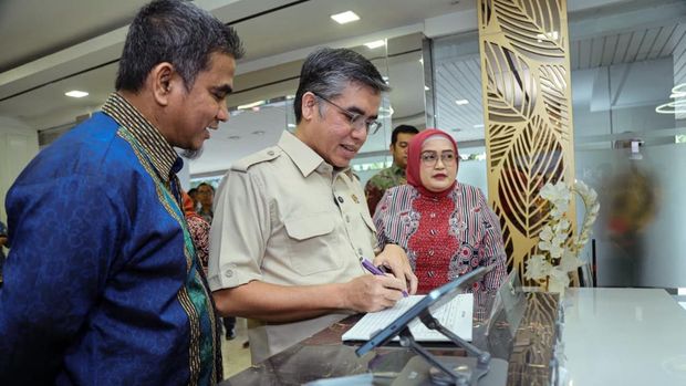 Menteri Ketenagakerjaan (Menaker) Yassierli cek posko THR dan BHR di Jakarta Selatan. (Dok. Kemnaker)