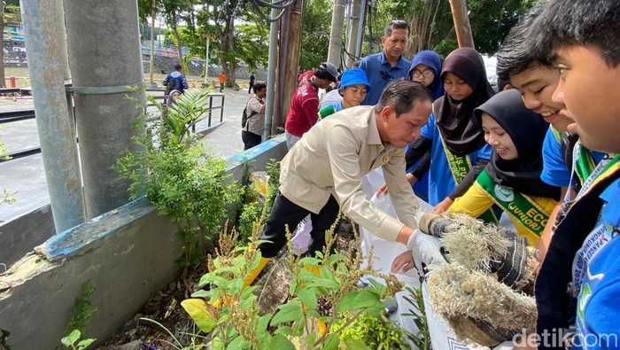 Menteri Lingkungan Hidup (LH) Hanif Faisol Nurofiq saat kerja bakti di Sungai Kalimas Surabaya dalam program Indonesia ASRI.