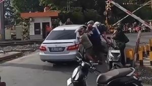 Video: Detik-detik Mercy Mogok di Rel Kereta Bogor, Warga Berjibaku Evakuasi!