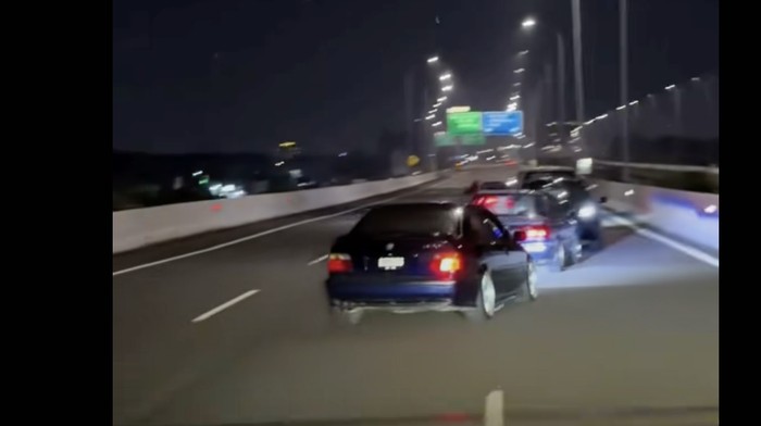 Mobil konvoi zig-zag di tol