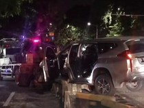 Pengemudi Ngantuk, Mobil Ringsek Tabrak Separator Busway di Jakbar