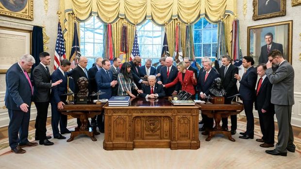 Momen Trump didoakan banyak pendeta di Ruang Oval Gedung Putih Momen Trump didoakan banyak pendeta di Ruang Oval Gedung Putih