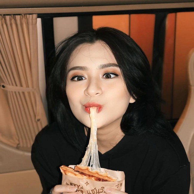 Momen Natalie Holscher Bagikan Kurma saat Umrah dan Jajan di Thailand