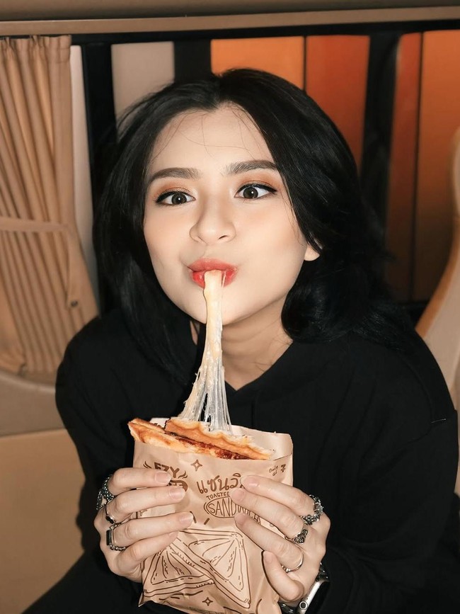 Momen Natalie Holscher Bagikan Kurma saat Umrah dan Jajan di Thailand