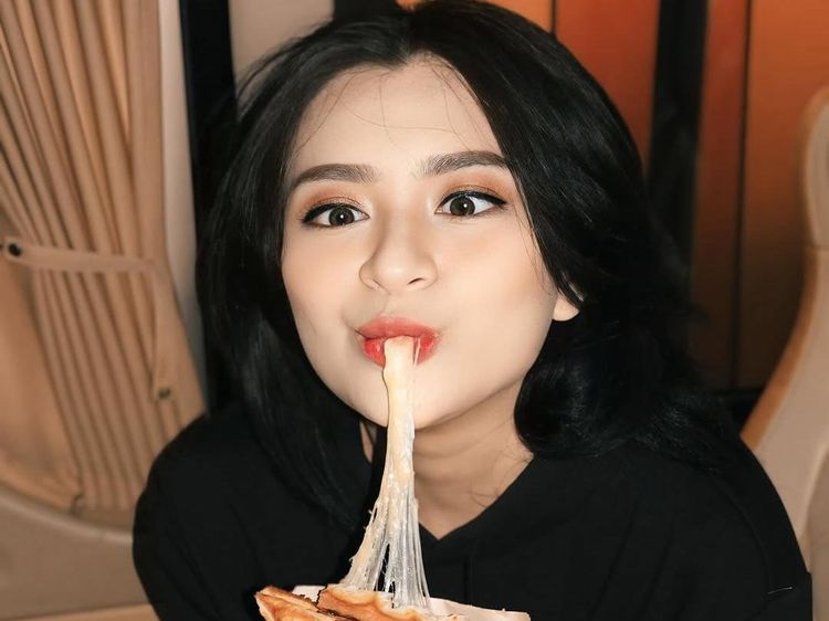 Momen Natalie Holscher Bagikan Kurma saat Umrah dan Jajan di Thailand