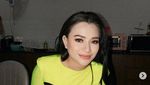 Momen Natalie Holscher Bagikan Kurma saat Umrah dan Jajan di Thailand