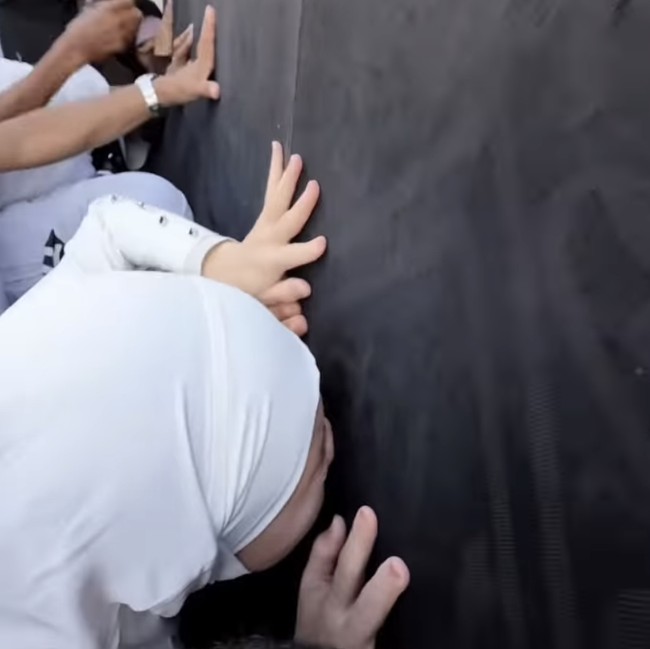 Tangis Nathalie Holscher Cium Kabah saat Umrah dengan Anak