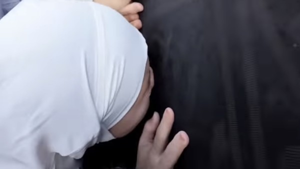 Tangis Nathalie Holscher Cium Kabah saat Umrah dengan Anak