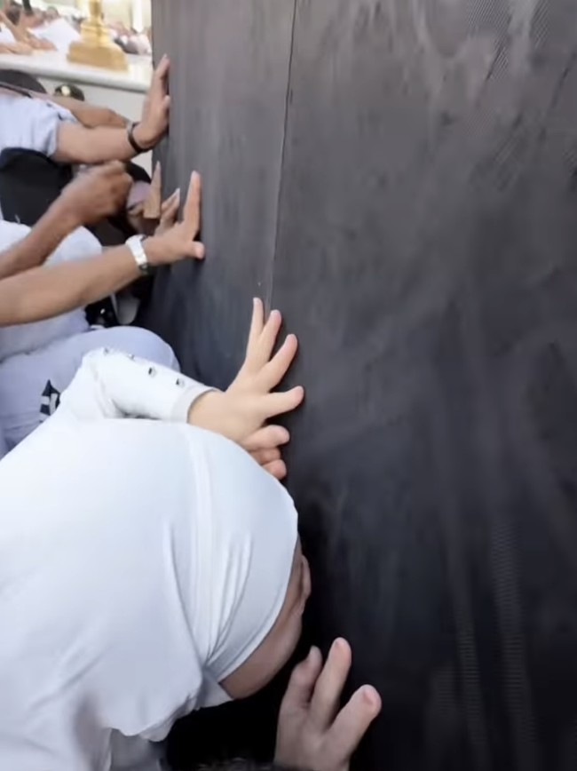 Tangis Nathalie Holscher Cium Kabah saat Umrah dengan Anak