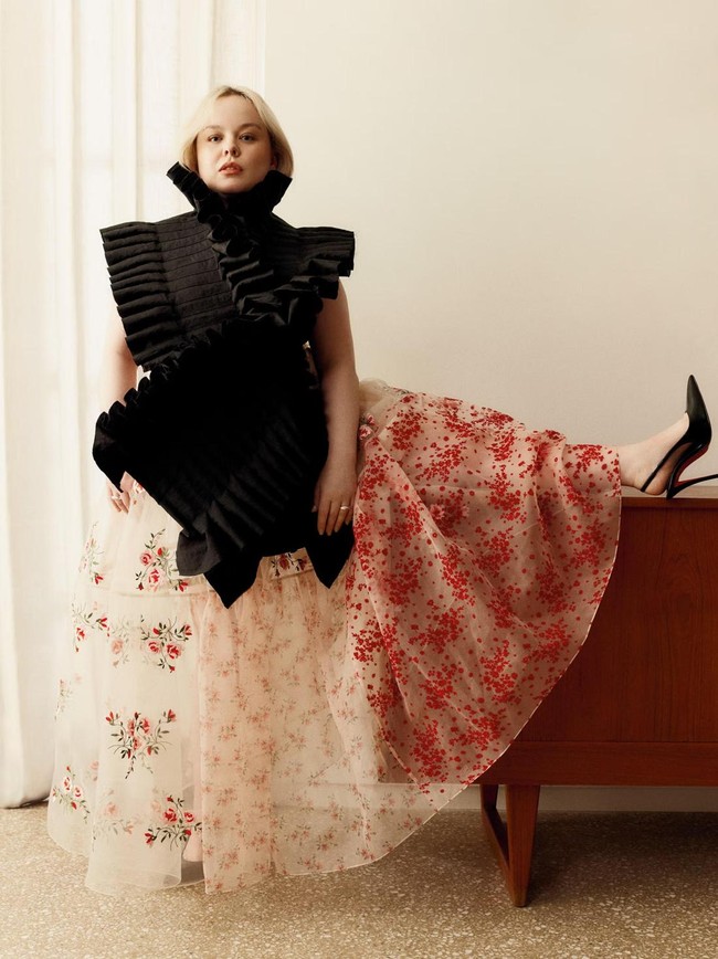 Foto: Bintang Bridgerton Bantah Disebut Plus Size, Ngaku Pakai Size M