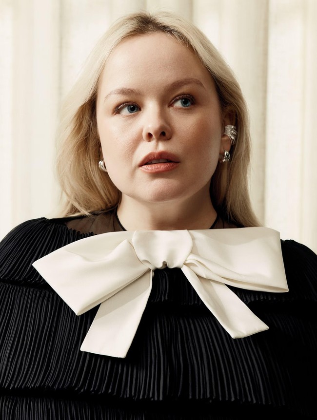 Nicola membantah dan enggan jika dibilang masuk dalam kategori plus size. “Aku sampai berpikir, ‘Seberapa kacau standar kita kalau aku dianggap sebagai wanita terbesar yang ingin kalian lihat di layar?’” katanya. Foto: dok. Elle UK
