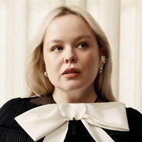 Nicola membantah dan enggan jika dibilang masuk dalam kategori plus size. “Aku sampai berpikir, ‘Seberapa kacau standar kita kalau aku dianggap sebagai wanita terbesar yang ingin kalian lihat di layar?’” katanya. Foto: dok. Elle UK
