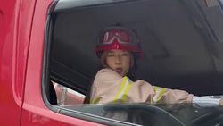 Meleng Dikit, no na Membara Cosplay Jadi Petugas Damkar