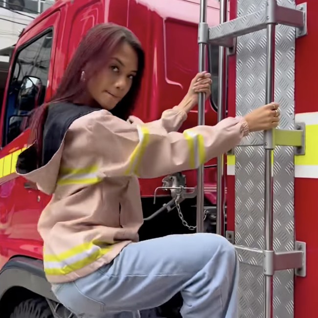 Meleng Dikit, no na Membara Cosplay Jadi Petugas Damkar