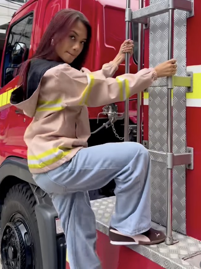 Meleng Dikit, no na Membara Cosplay Jadi Petugas Damkar