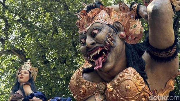 Ogoh-ogoh 'Eling' dalam antrian menuju pawai ogoh-ogoh Kasanga Festival 2026 di Jalan Sugianyar, Denpasar, Jumat (6/3/2026). (Maria Christabel DK)