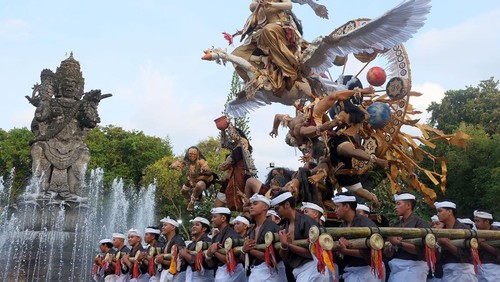 Sejumlah pemuda mengarak ogoh-ogoh atau karya seni patung dalam kebudayaan Bali pada Kasanga Festival 2026 di Denpasar, Bali, Jumat (6/3/2026). Lomba ogoh-ogoh yang digelar Pemerintah Kota Denpasar tersebut menampilkan 16 ogoh-ogoh terbaik se-Denpasar sebagai bentuk apresiasi bagi kreativitas para pemuda dalam menjaga tradisi sekaligus menyambut Hari Raya Nyepi Tahun Baru Saka 1948. ANTARA FOTO/Nyoman Hendra Wibowo