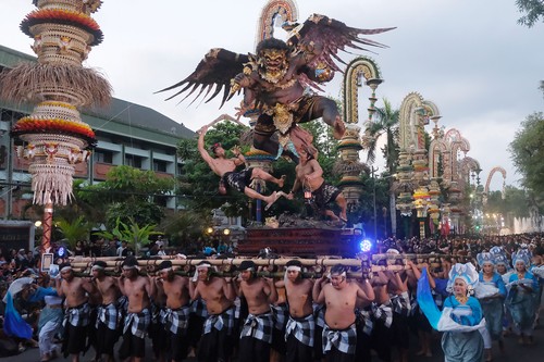 Sejumlah pemuda mengarak ogoh-ogoh atau karya seni patung dalam kebudayaan Bali pada Kasanga Festival 2026 di Denpasar, Bali, Jumat (6/3/2026). Lomba ogoh-ogoh yang digelar Pemerintah Kota Denpasar tersebut menampilkan 16 ogoh-ogoh terbaik se-Denpasar sebagai bentuk apresiasi bagi kreativitas para pemuda dalam menjaga tradisi sekaligus menyambut Hari Raya Nyepi Tahun Baru Saka 1948. ANTARA FOTO/Nyoman Hendra Wibowo