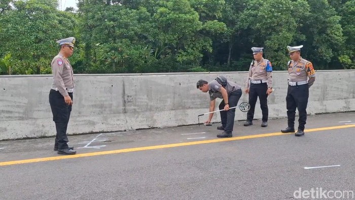 Olah TKP kecelakaan maut di Tol Cipularang