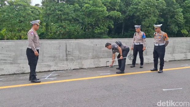Olah TKP kecelakaan maut di Tol Cipularang