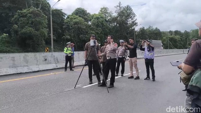 Olah TKP kecelakaan maut di Tol Cipularang