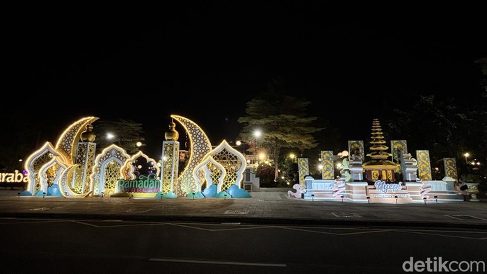 Ornamen Ramdan dan Nyepi berdampingan di depan Balai Kota Surabaya.