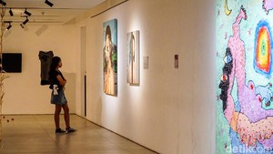 Selama pameran berlangsung, sejumlah pengunjung tampak mengamati karya yang dipajang sambil membaca penjelasan di setiap instalasi.