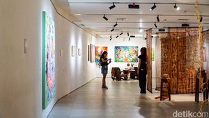 Pameran ini menghadirkan karya dari 16 perupa perempuan lintas generasi yang mengekspresikan pengalaman, gagasan, serta refleksi mereka terhadap berbagai persoalan yang dihadapi perempuan melalui beragam medium seni visual.