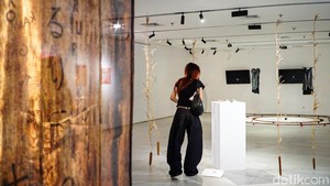 Diselenggarakan oleh Dewan Kesenian Jakarta bersama Lab Perspektif Perempuan Perupa, pameran ini menjadi ruang bagi para seniman perempuan untuk menyuarakan pandangan mereka terhadap isu ketidakadilan sosial, kesetaraan, serta peran perempuan dalam kehidupan sosial dan budaya.