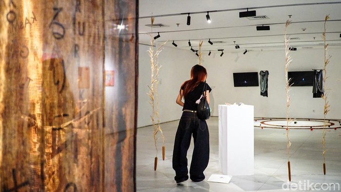 Pameran seni bertajuk “WANI: Women Against Normalizing Inequality” digelar di Galeri Cipta I & II, Taman Ismail Marzuki (TIM), Jakarta. Pameran ini menghadirkan karya dari 16 perupa perempuan lintas generasi yang mengekspresikan pengalaman, gagasan, serta refleksi mereka terhadap berbagai persoalan yang dihadapi perempuan melalui beragam medium seni visual.