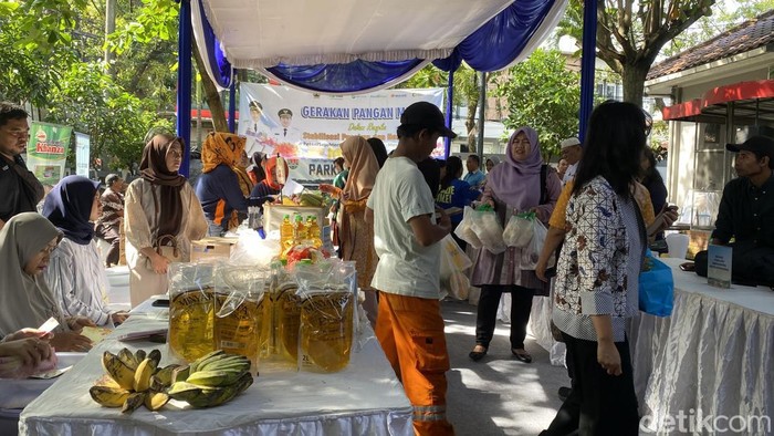 Bahan pokok dijual murah, seperti cabai dan tepung mocaf, membantu masyarakat saat Ramadan.