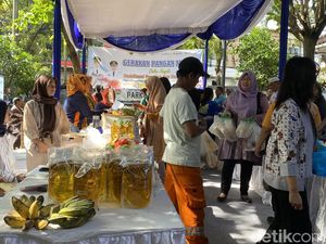 Emak-emak Serbu Pasar Murah Semarang, Seribuan Dapat Cabai 2 Ons