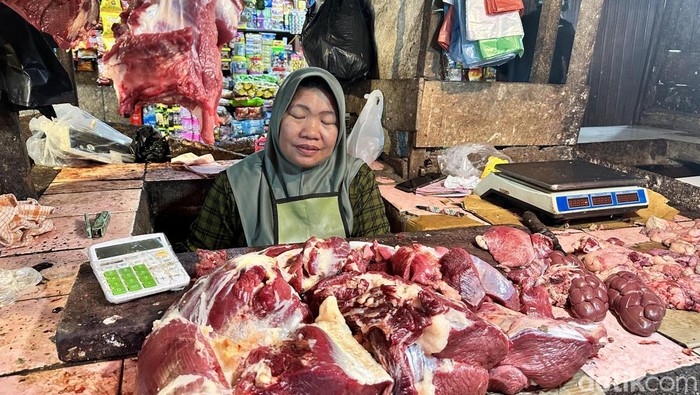 Pedagang daging sapi di pasar tradisional Palembang