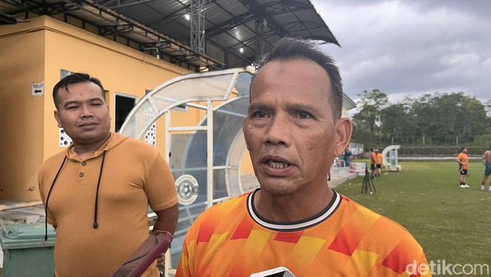 Pelatih PSS Sleman, Ansyari Lubis, di Lapangan Pakembinangun, Sleman, Jumat (6/3/2026).