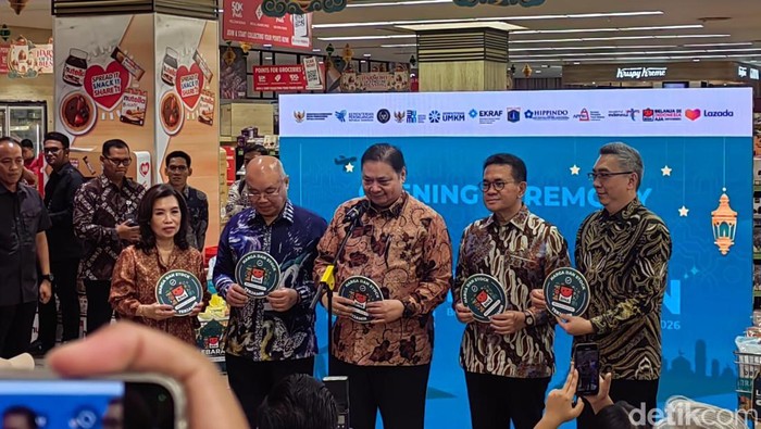 Menko Pereknomian Airlangga Hartarto dan sejumlah pejabat meluncurkan Program Belanja di Indonesia Aja (BINA) Lebaran 2026 di Senayan City, Jakarta Selatan.