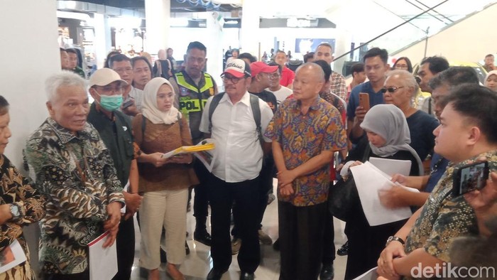 Pemeriksaan setempat kasus korupsi di Plaza Klaten oleh majelis hakim, jaksa dan terdakwa.