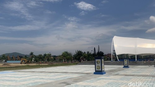Penampakan proyek Alun-alun Giri Menang, Lombok Barat yang sudah 60 persen rampung, Jumat (6/3/2026). (M. Zahiruddin/detikBali)