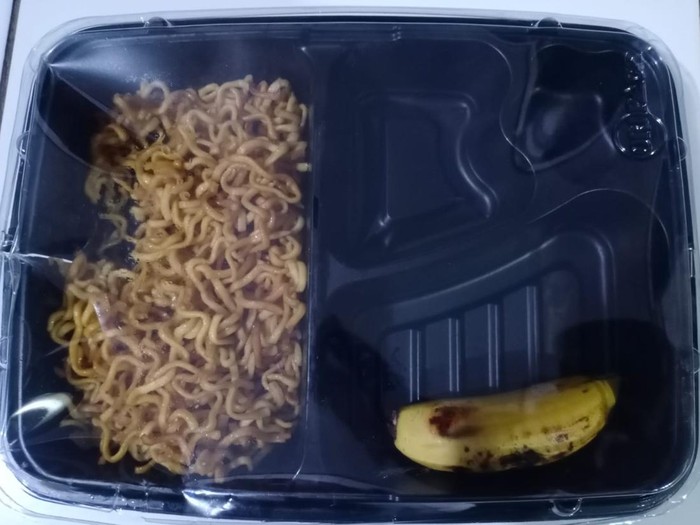 Penampakan salah satu menu MBG yang berisi mi instan dan pisang.
