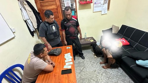 Dua pelaku peredaran uang palsu ditahan di Mapolsek Nusa Penida, Kamis (5/3/2026).