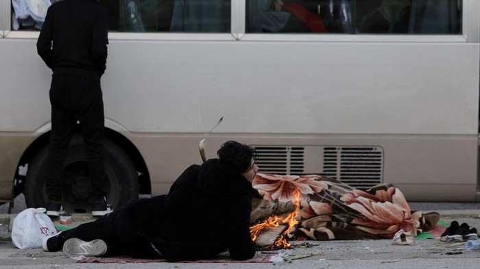 Warga mengungsi dari pinggiran selatan Beirut berkumpul di Martyrs’ Square setelah peringatan militer Israel terkait meningkatnya ketegangan dengan Hezbollah. REUTERS/Khalil Ashawi