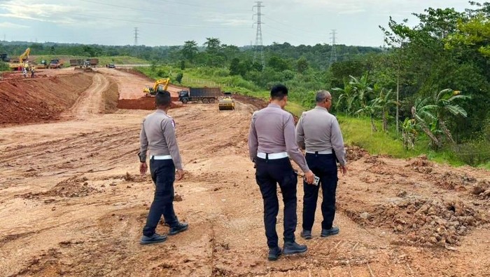 Personel Satlantas Polres Karawang saat meninjau proyek tol Jakarta-Cikampek II di Desa Tamansari, Kecamatan Pangkalan, Kabupaten Karawang
