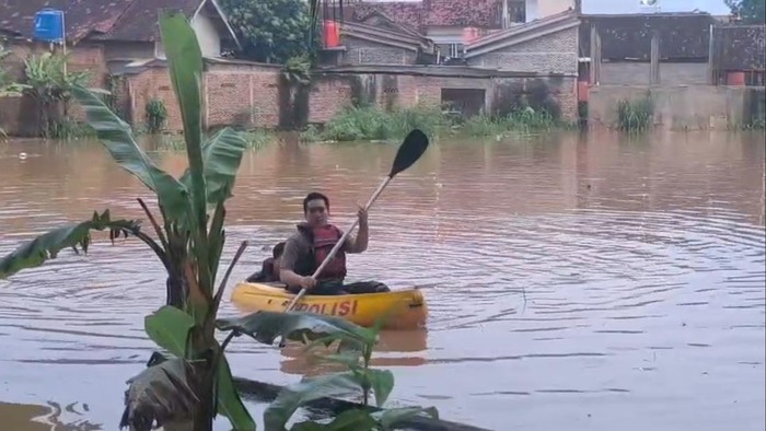 Petugas melakukan pencarian korban hilang terbawa banjir di Bandar Lampung