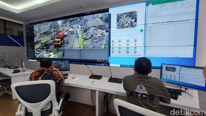 Petugas mengecek kamera ATCS dari ruang kontrol di Kantor Pemda KBB